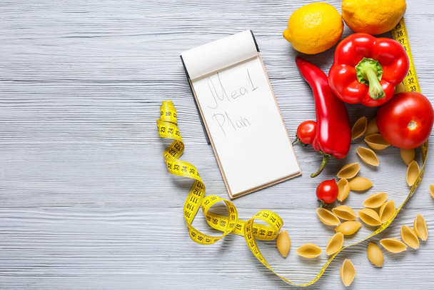 Yemek planlı sağlıklı ürünler ve hafif ahşap arka planda şerit ölçümü - Fotoğraf, Görsel