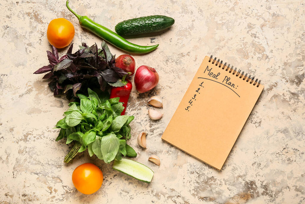 Renk arkaplanı üzerine sağlıklı ürünler ve yemek planı - Fotoğraf, Görsel