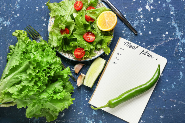 Levy tuoretta salaattia ja ateria suunnitelma väri tausta - Valokuva, kuva