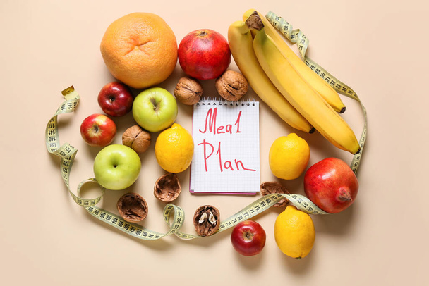 Plano de refeições com frutas e fita métrica no fundo de cor - Foto, Imagem