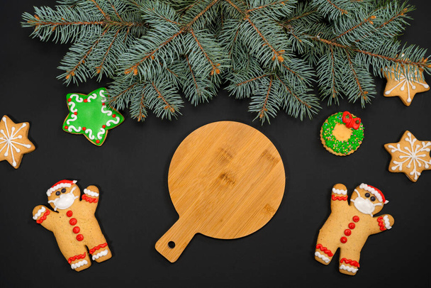 Χριστουγεννιάτικες διακοπές σύνθεση τροφίμων σε μαύρο φόντο με αντίγραφο χώρο για το κείμενό σας - Φωτογραφία, εικόνα