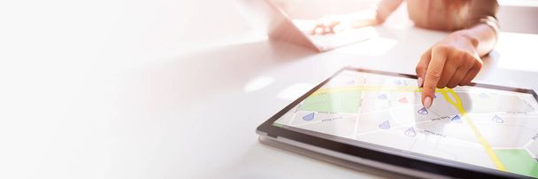 GPS Location Map Search Online On Laptop - Foto, Imagem