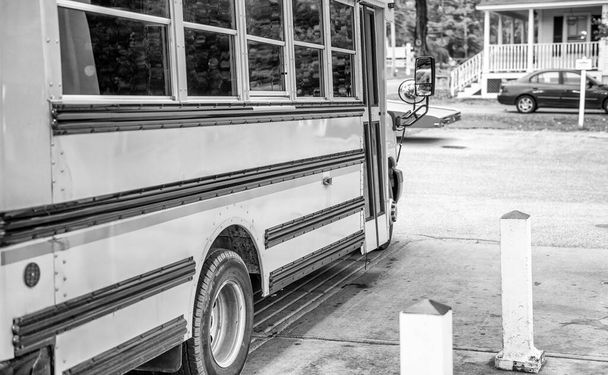 Sárga iskolabusz parkolt végig a város utcájában, USA - Fotó, kép