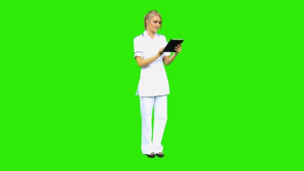 Vrouwelijke verpleeghulp met behulp van Tablet PC - Video
