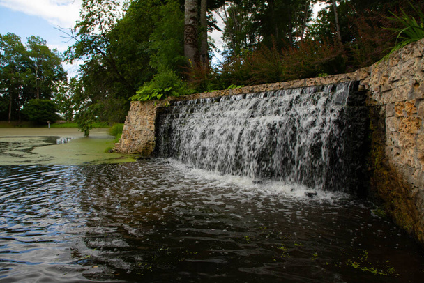 ein schöner Wasserfall im Park - Foto, Bild