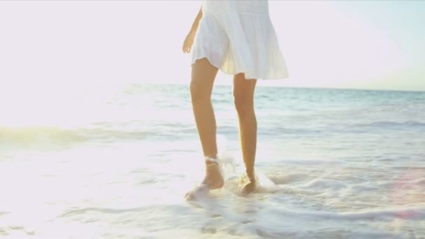 Beine Füße Mädchen zu Fuß Ozean Untiefen - Filmmaterial, Video