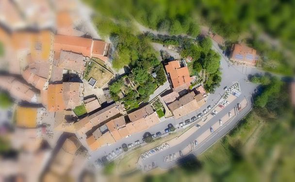 Nad głową ptaka Guardistallo, małe średniowieczne miasto Toskania. - Zdjęcie, obraz