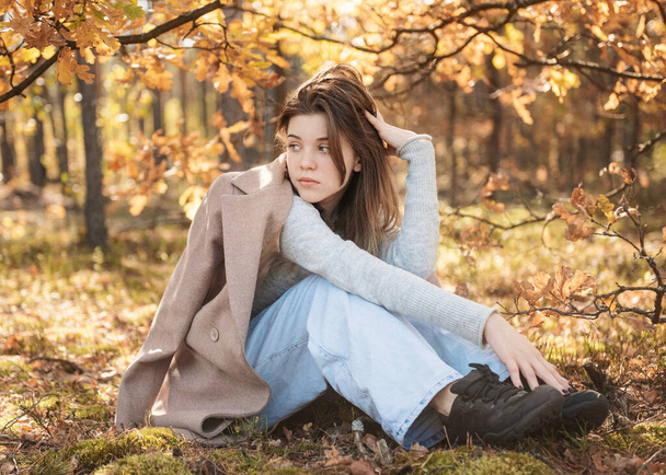 Sonbahar ormanında genç bir kız. Sonbahar renkleri. Yaşam tarzı. Sonbahar havası. Orman - Fotoğraf, Görsel
