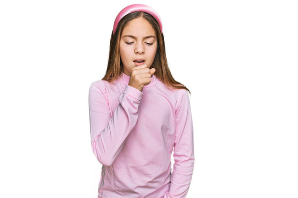Piękna brunetka dziewczynka w luźnym swetrze z golfem źle się czuje i kaszle jako objaw przeziębienia lub zapalenia oskrzeli. koncepcja opieki zdrowotnej.  - Zdjęcie, obraz