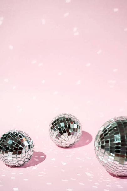 Background of colorful Christmas decor on a pink background. Shiny balls on a pink background - Foto, Imagem