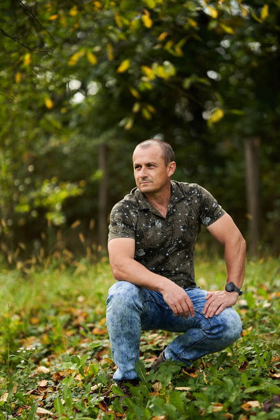 Portrait of a middle aged man in the orchard, early autumn - Foto, afbeelding