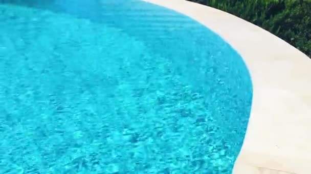 Úszómedence kristálykék vízzel, mint nyári vakáció és trópusi paradicsom nyaralás medencénél b-roll háttér - Felvétel, videó