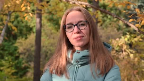 schöne Herbstfrau - Filmmaterial, Video