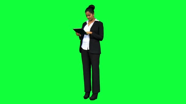 Θηλυκό νεαρών εθνοπολιτισμική επιχειρηματικότητα με Tablet - Πλάνα, βίντεο