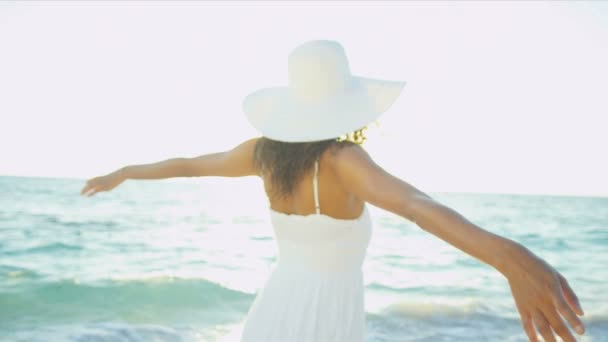 zblízka hispánský dívka ostrovní pláž sunset - Záběry, video