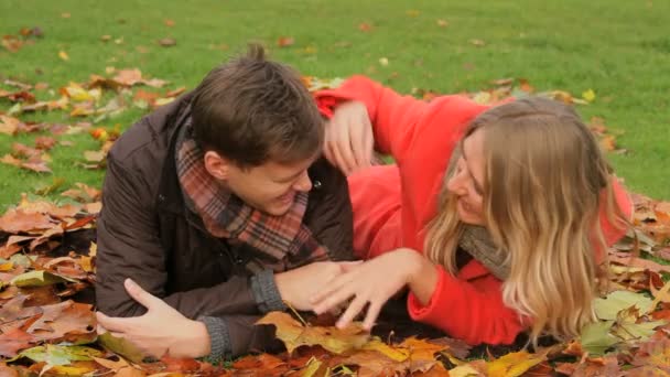 Pareja cariñosa en el parque en otoño
 - Imágenes, Vídeo