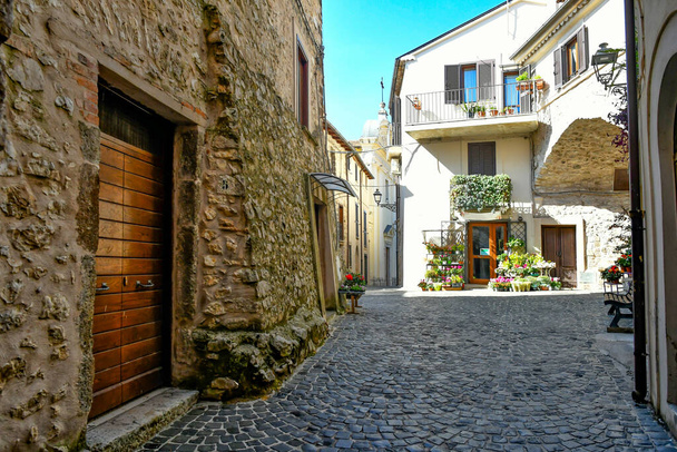 ヴィラ・サント・ステファノの狭い通り,ラツィオ地域の中世の町,イタリア. - 写真・画像