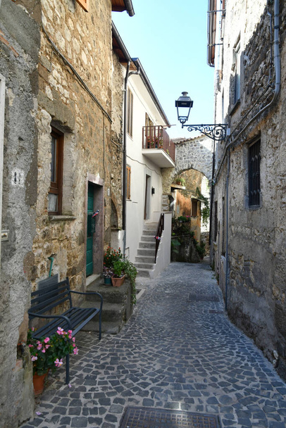Wąska uliczka Villa Santo Stefano, średniowieczne miasto regionu Lacjum, Włochy. - Zdjęcie, obraz