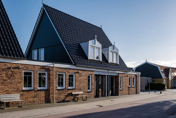 Nizozemská příměstská oblast s moderními rodinnými domy, novostavba moderních rodinných domů v Nizozemsku, holandský rodinný dům, bytový dům. Nizozemsko - Fotografie, Obrázek
