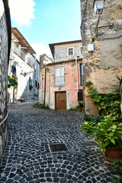 Una calle estrecha de Villa Santo Stefano, una ciudad medieval de la región del Lacio, Italia. - Foto, imagen