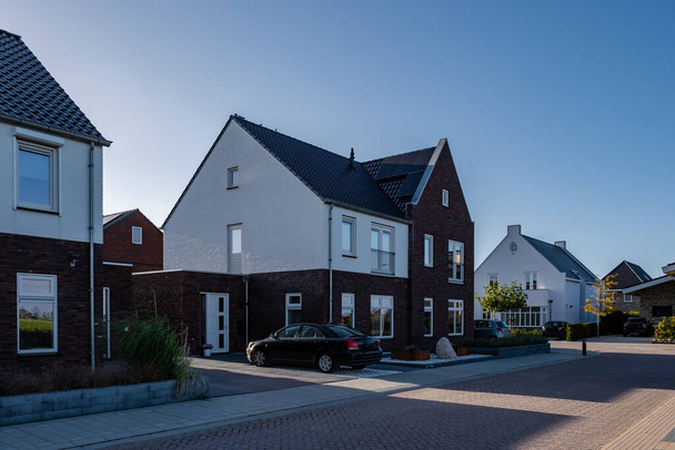 Holenderski Przedmieścia z nowoczesnymi domami rodzinnymi, nowo wybudowane nowoczesne domy rodzinne w Holandii, holenderski dom rodzinny, dom apartamentowy. Niderlandy - Zdjęcie, obraz