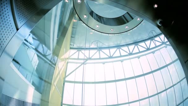 Elevador no edifício moderno arranha-céus
 - Filmagem, Vídeo