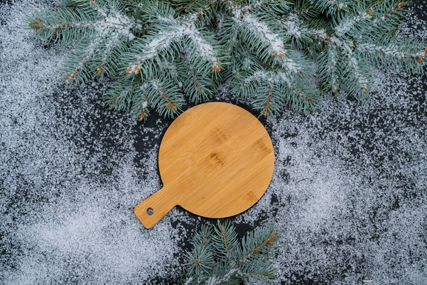 Χριστουγεννιάτικες διακοπές σύνθεση τροφίμων στο χιόνι φόντο με αντίγραφο χώρο για το κείμενό σας - Φωτογραφία, εικόνα