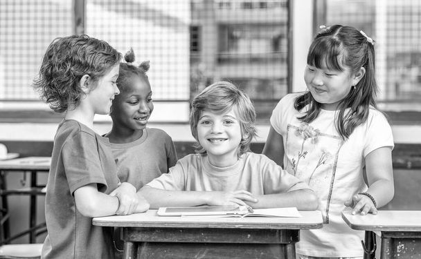 Heureux écoliers à l'école primaire, vue en noir et blanc. - Photo, image