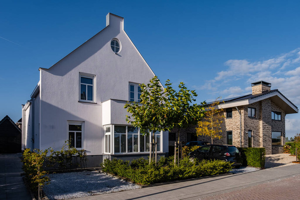 Голландська територія Субурбану з сучасними родинними будинками, новозбудованими сучасними родинними будинками в Нідерландах, занедбаним родинним будинком, житловим будинком. Нідерланди - Фото, зображення