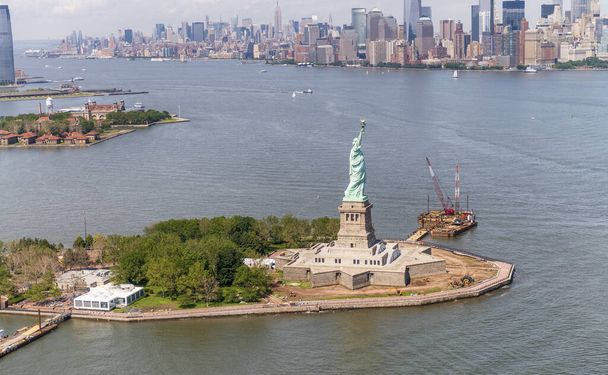 Helicopter view of Statue of Liberty with Lower Manhattan in the background. - Фото, зображення