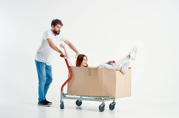 Homme et femme monter un chariot de divertissement fond isolé - Photo, image