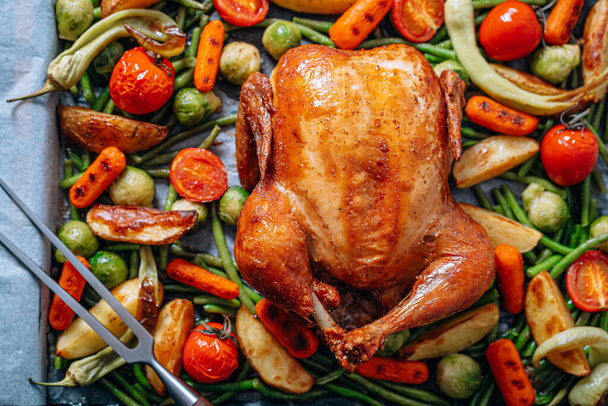 juicy and appetizing baked chicken with vegetables - Foto, Imagen