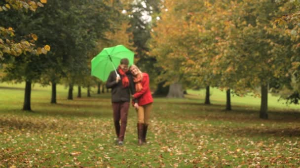 Pessoas que se protegem do clima no Outono
 - Filmagem, Vídeo