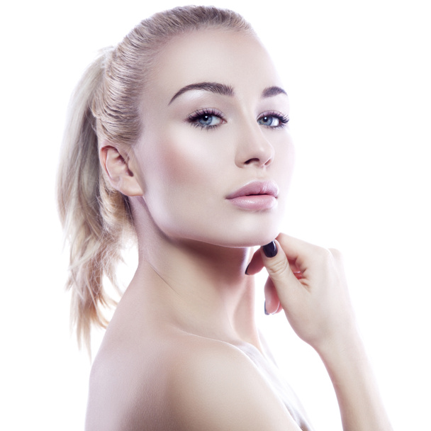 Schönheit Frau Gesicht gesunde Haut natürliches Make-up junges Modell. Pflegekonzept Gesichtsbehandlung - Foto, Bild