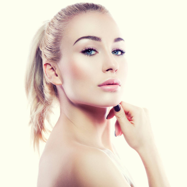 Mulher beleza enfrentar pele saudável maquiagem natural modelo jovem. Conceito de tratamento facial Skincare - Foto, Imagem