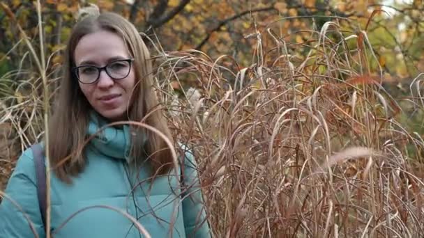 piękna jesień kobieta - Materiał filmowy, wideo