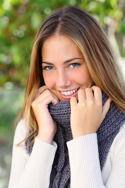 Beautiful woman with a white perfect smile in winter - Фото, изображение