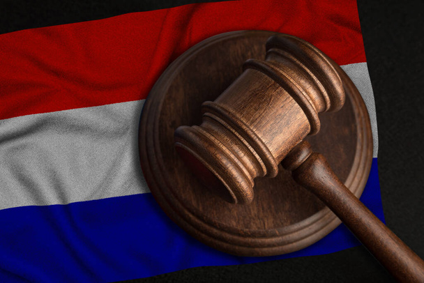 Gavel bíró és Hollandia zászlója. Jog és igazságszolgáltatás Hollandiában. A jogok és szabadságok megsértése. - Fotó, kép