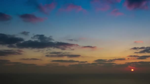 Timelapse elokuva pilvien auringonlaskun yläpuolella meren
 - Materiaali, video