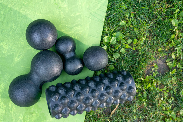 Ballen en roller voor myofasciale ontspanning. Apparatuur voor MFR. Gereedschap voor zelfmassage op het gras - Foto, afbeelding