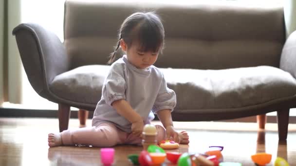 Immagine di una ragazza che gioca a casa  - Filmati, video