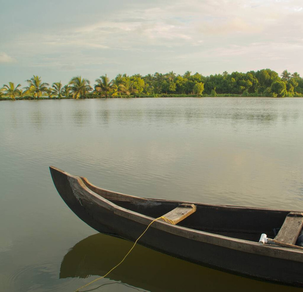 Pictured from the scenic lake shore in Kochi. The boat in the foreground is a traditional fishing boat. - Foto, Imagem