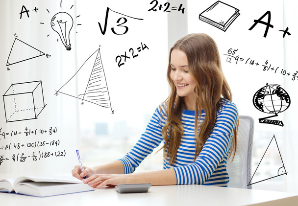 étudiant fille avec livre, ordinateur portable et calculatrice
 - Photo, image