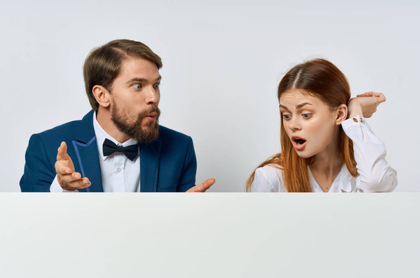 面白い男性と女性の広告プレゼンテーションホワイトバナーホワイトの背景 - 写真・画像