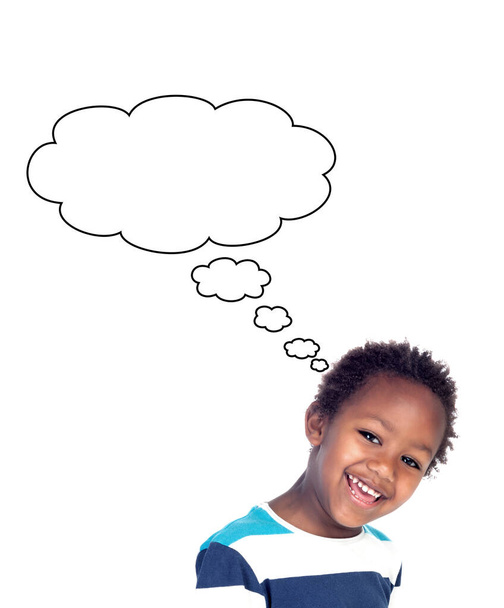 Gelukkig Afrikaans kind denken over iets geïsoleerd op een witte achtergrond - Foto, afbeelding