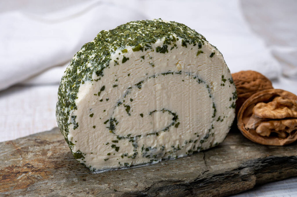 チーズコレクション、フレッシュホワイトソフトヤギ芳香のあるハーブとチャイブが閉じフランスのチーズロール - 写真・画像