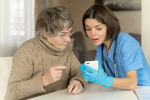 Abuela de 80 años, no entiende cómo comunicarse con un médico. - Foto, Imagen