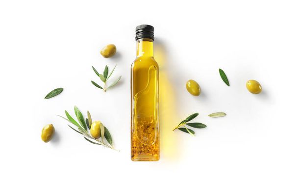 Ramo d'oliva e bottiglia di olio d'oliva isolato su sfondo bianco. - Foto, immagini