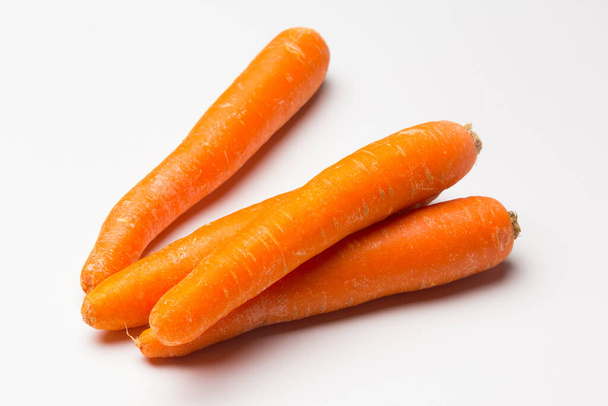 Морква на білому тлі. Багатий вітамінами
 - Фото, зображення