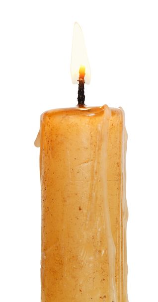 gebrauchte brennende Kerze in Nahaufnahme isoliert auf weiß - Foto, Bild